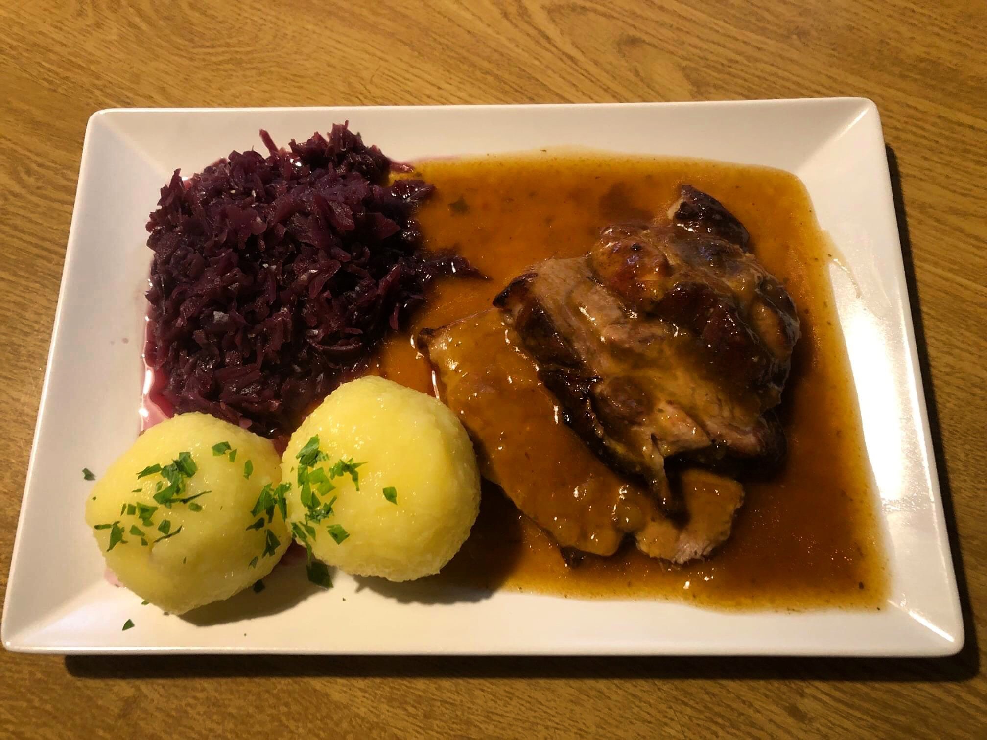 Schweinebraten mit Knödeln * Jägerbraten - Gaststätte Pamer · Kneipe ...